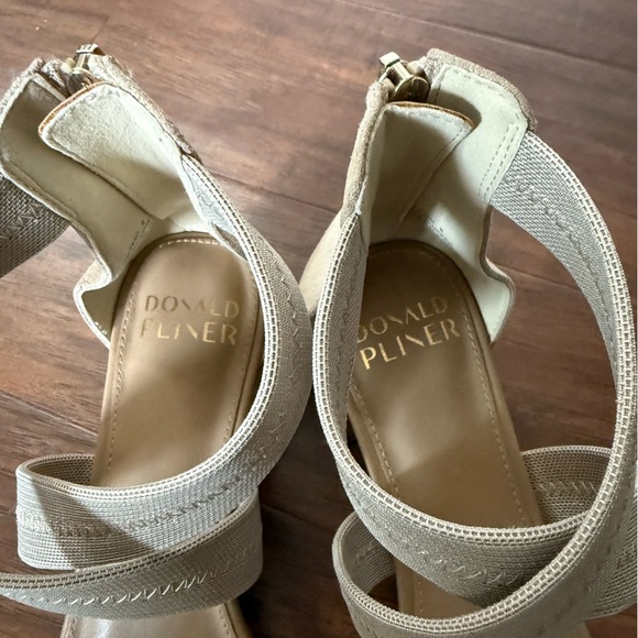 Elegant Tan and Gold Donald Pliner Strappy Block Heel Women's Sandals-Size 8 - Picture 10 of 11